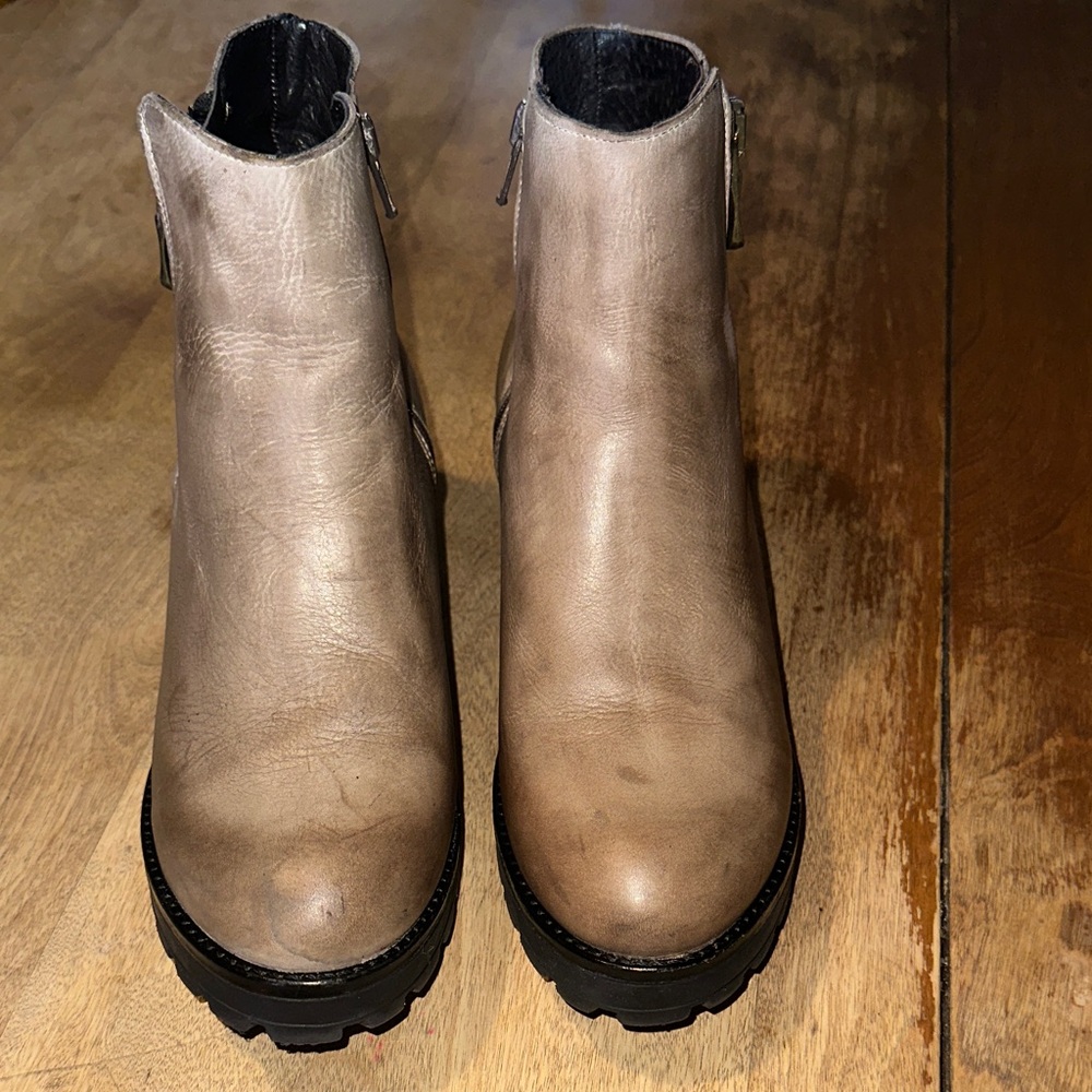 Pregunta Gray Chunky Leather Ankle Boots